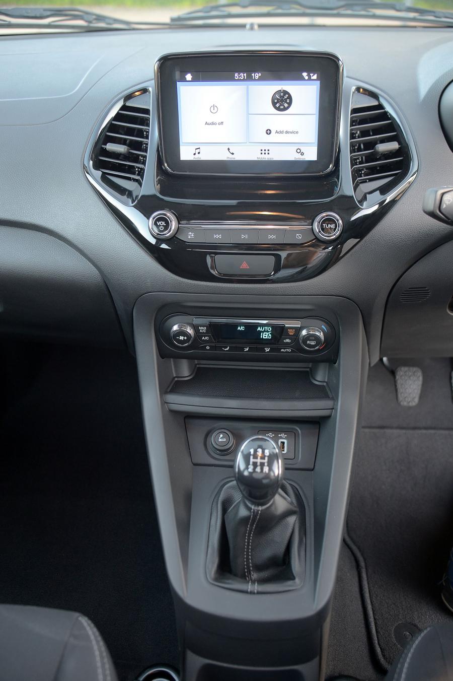 Детали интерьера Ford Figo Titanium 2018 года  (фото 19 из 40)